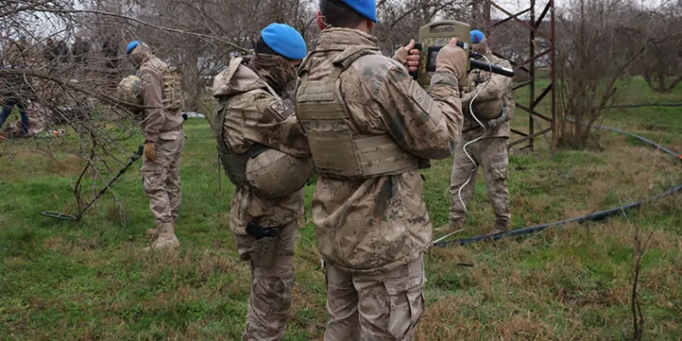 Terör operasyonunda gözaltına alınan şüpheliler jandarmada