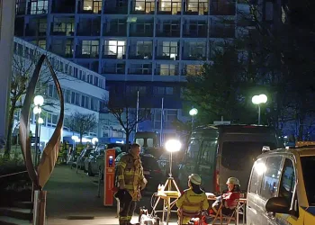 Meşale yakarak kendisini odaya kilitledi