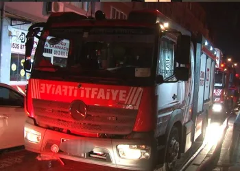 Fatih’te 5 katlı binanın çatısında korkutan yangın