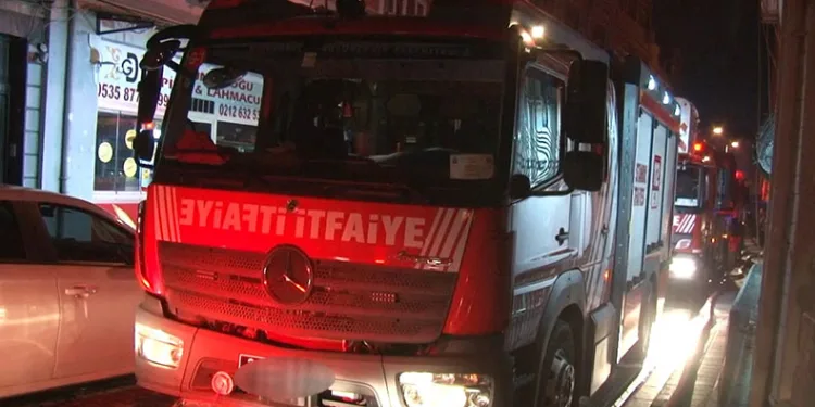 Fatih’te 5 katlı binanın çatısında korkutan yangın