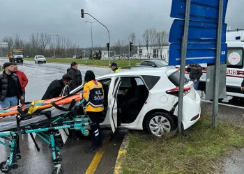 Göreve giden polisler kaza yaptı