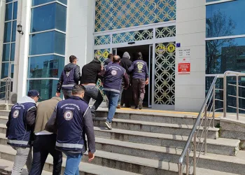 Düzensiz göçmen operasyonunda 2 tutuklama