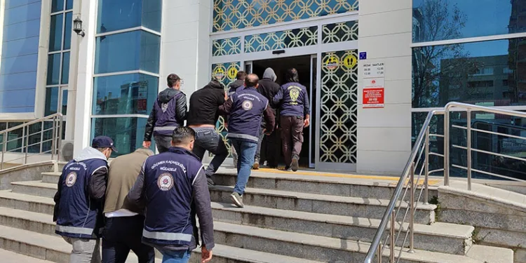 Düzensiz göçmen operasyonunda 2 tutuklama
