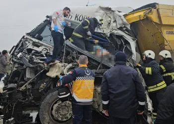 İki kamyonun çarpıştığı kazada sürücü hayatını kaybetti