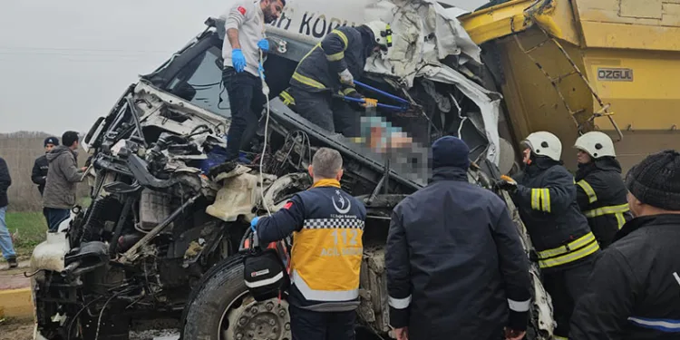 İki kamyonun çarpıştığı kazada sürücü hayatını kaybetti