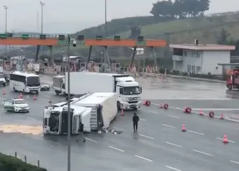 Bursa’da sürücüsünün kontrolünden çıkan tır devrildi