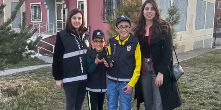 Polislerden epilepsi hastası çocuklara moral ziyareti