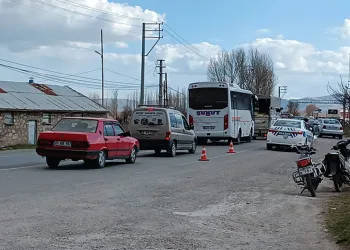 Tıra çarpan hafif ticari aracın sürücüsü ağır yaralandı