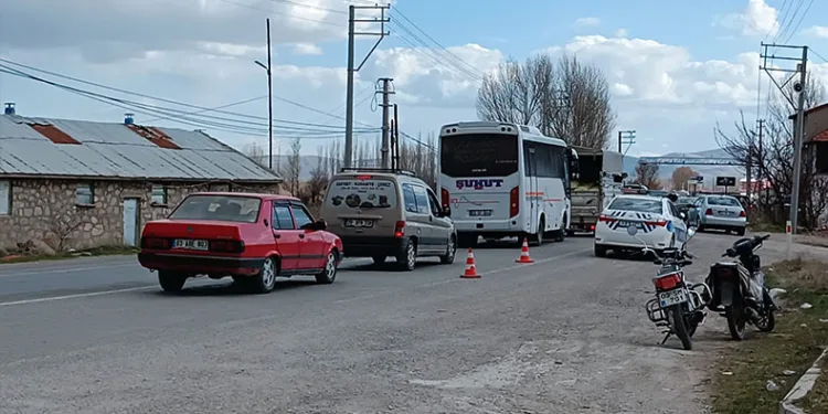 Tıra çarpan hafif ticari aracın sürücüsü ağır yaralandı