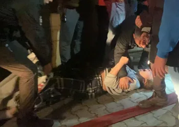Ailesinin yaşadığı daireyi benzin döküp ateşe verdi