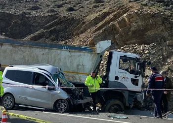 Kamyon ile ticari araç kafa kaya çarpıştı