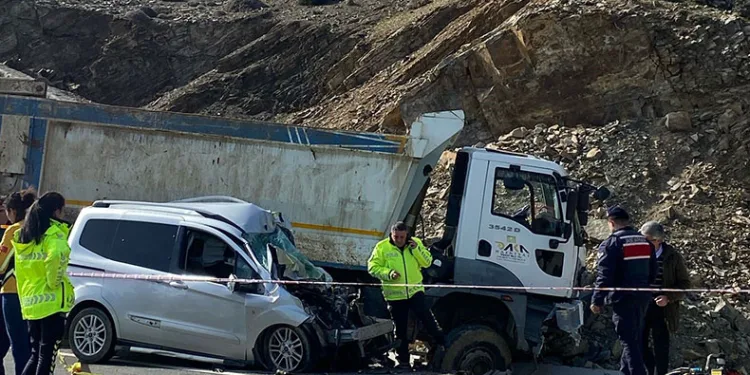 Kamyon ile ticari araç kafa kaya çarpıştı