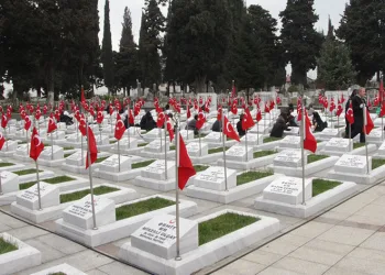 Şehit mezarları lise öğrencilerinin eli ile güzelleşiyor