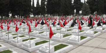 Şehit mezarları lise öğrencilerinin eli ile güzelleşiyor