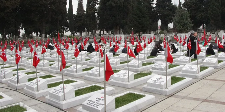 Şehit mezarları lise öğrencilerinin eli ile güzelleşiyor