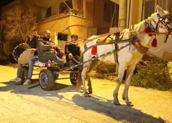 Enkaz kentin kovboy Ramazan davulcusu