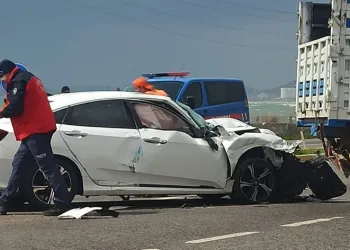 ‘U’ dönüşü yapılan kamyonetle otomobil çarpıştı