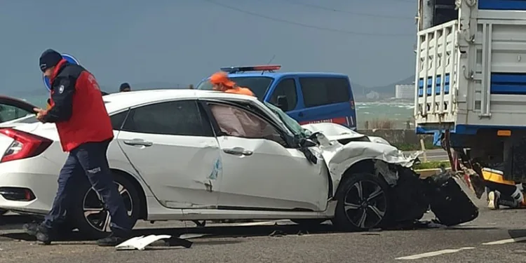 ‘U’ dönüşü yapılan kamyonetle otomobil çarpıştı
