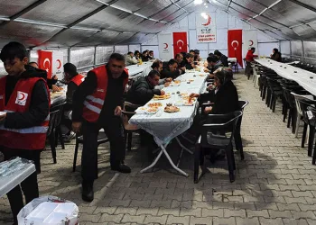 Hakkari’de iftar çadırı kuruldu