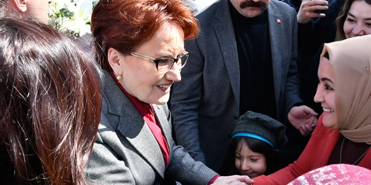 Meral Akşener’den esnaf ziyareti