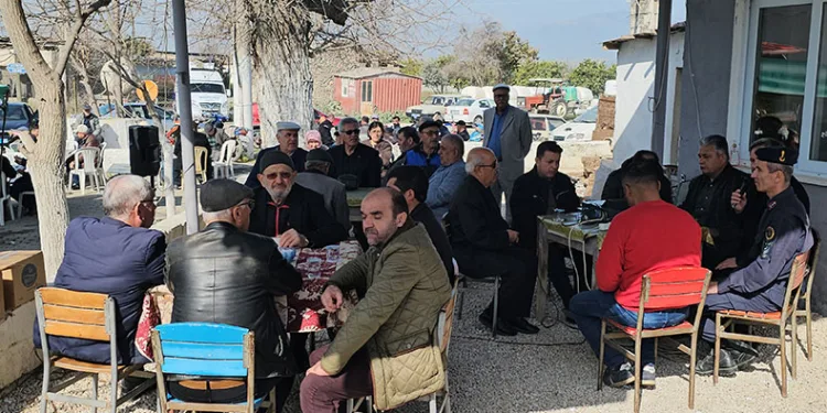 Çiftçiler yağmur duasına çıktı