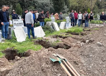 Ecrin ve annesi aynı mezara gömüldü