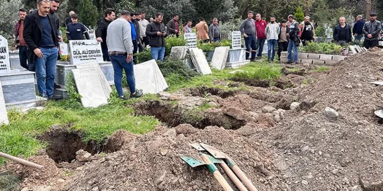 Ecrin ve annesi aynı mezara gömüldü