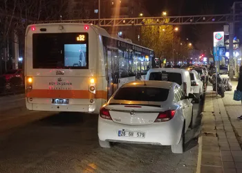 Otobüs durağını işgal eden araçlar vatandaşların tepkisini topladı