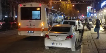 Otobüs durağını işgal eden araçlar vatandaşların tepkisini topladı