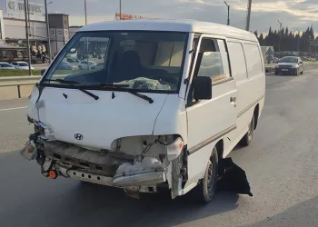 Karıştığı kazadan kaçarken polis otosuna çarptı