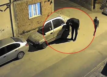 Bursa’da araç lastiğini patlatarak yoluna devam etti