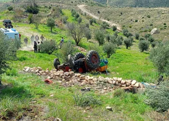 Devrilen traktörün altında kalan sürücü yaralandı