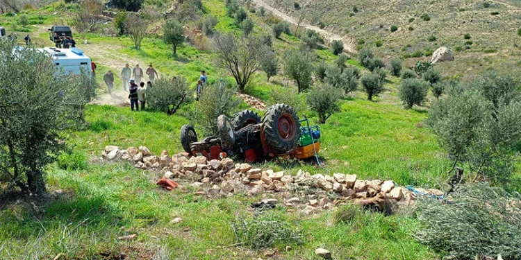 Devrilen traktörün altında kalan sürücü yaralandı