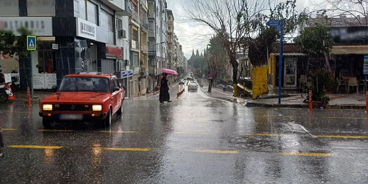 Aydın’da sağanak yağış etkili oluyor