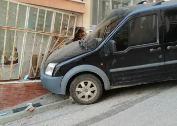 Freni boşalan araç evin balkon camına çarparak durabildi