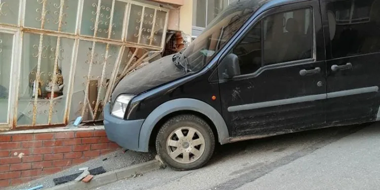 Freni boşalan araç evin balkon camına çarparak durabildi