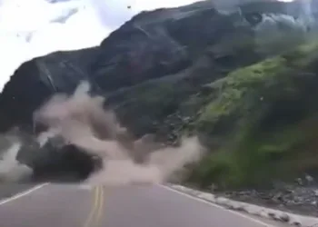 Kamyon kağıt gibi ezildi