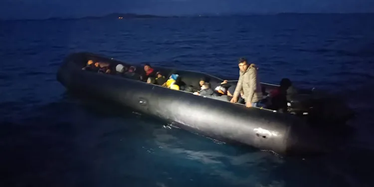 Ayvalık açıklarında 34 düzensiz göçmen yakalandı