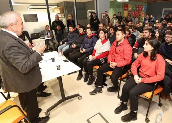 Şadi Özdemir üniversiteli gençlerle buluştu