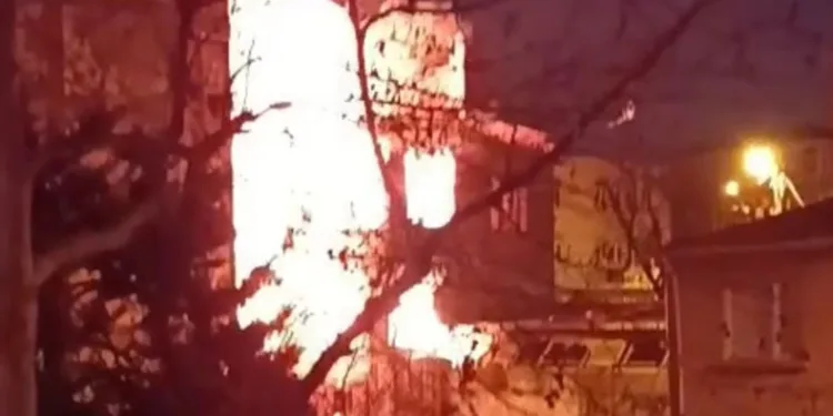Tarihi ahşap bina alev alev yandı