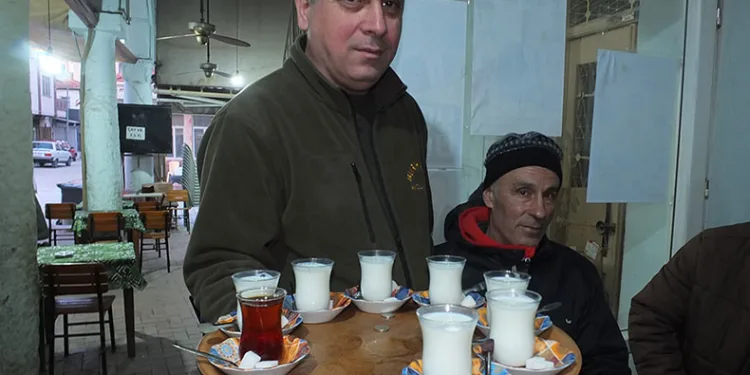 Çay yerine süt içiyorlar