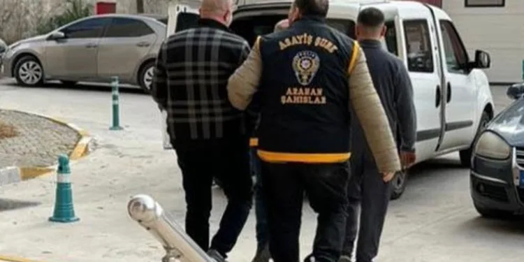 53 yıl hapis cezasıyla aranan şahıs polise yakalandı
