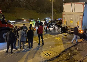 Esenler TEM Otoyolu’nda otomobil tıra çarptı