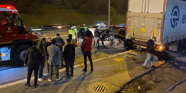 Esenler TEM Otoyolu’nda otomobil tıra çarptı