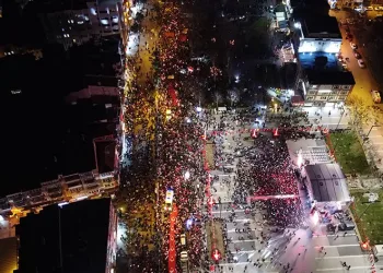 Meşaleler Çanakkale şehitleri için yandı