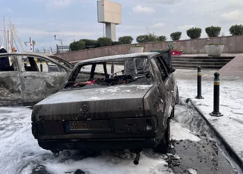 Avcılar’da yanan taksi park halindeki otomobile çarptı