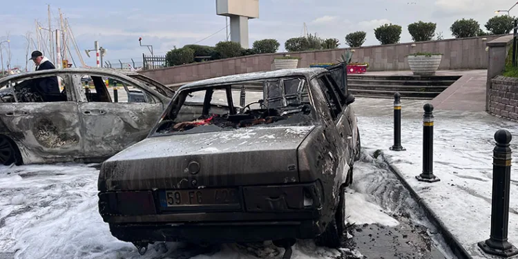 Avcılar’da yanan taksi park halindeki otomobile çarptı