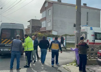 Kamyonla okul servisi çarpıştı