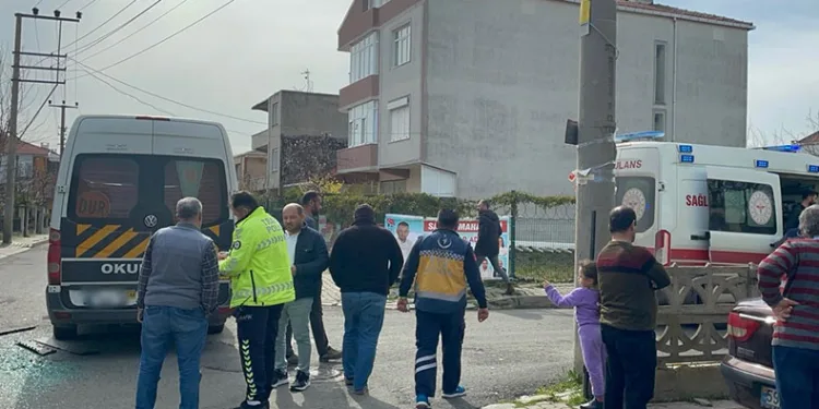 Kamyonla okul servisi çarpıştı