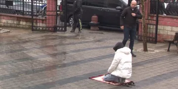 Yağmura rağmen namazına devam etti